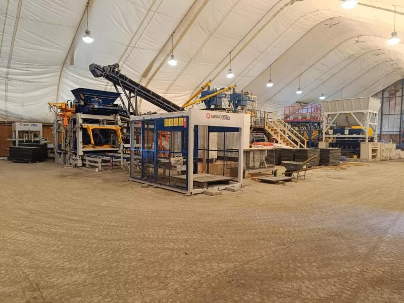 Quel équipement est nécessaire pour construire une petite usine de blocs de béton ?