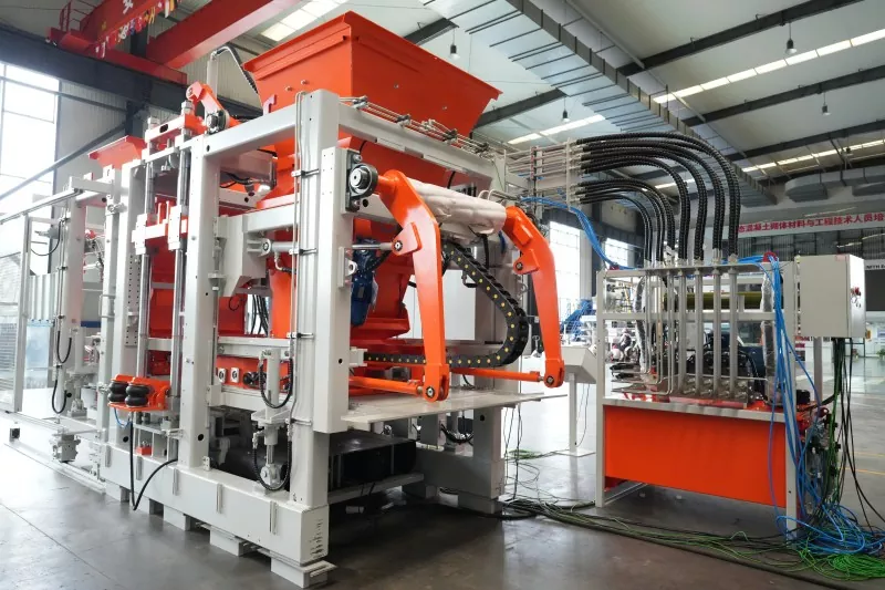 Machine de fabrication de blocs QGM T10 : transformer les demandes de production en une usine de blocs de béton plus efficace
